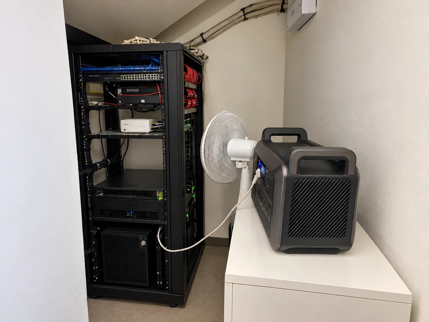 نصب پاور استیشن ST2000 برای برق پشتیبان اتاق سرور یک شرکت